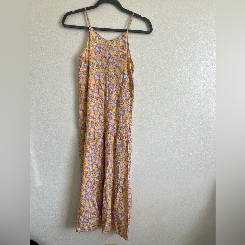 NWT girls dress size large (10/12). Floral with button accent